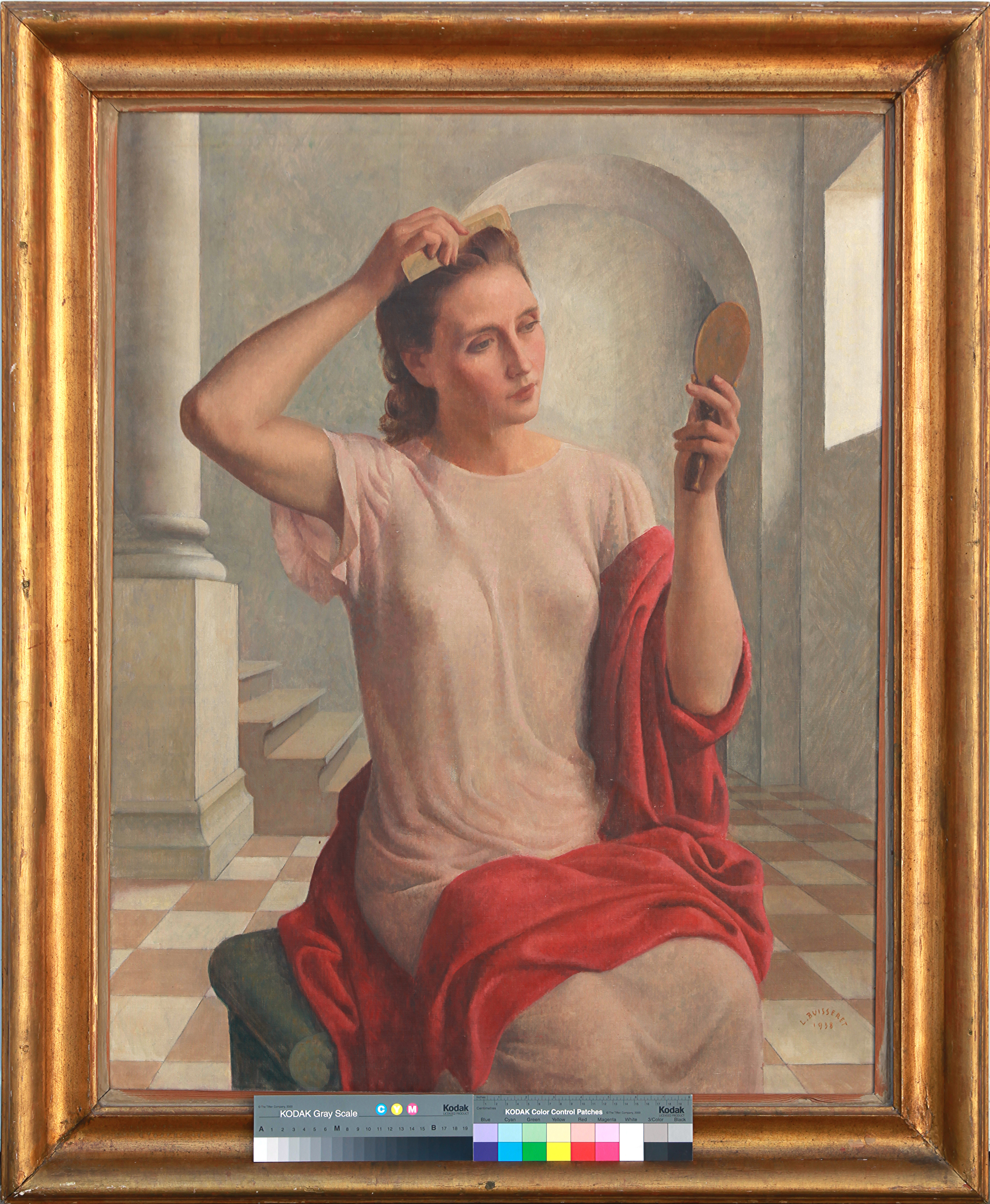 Jeune femme se coiffant